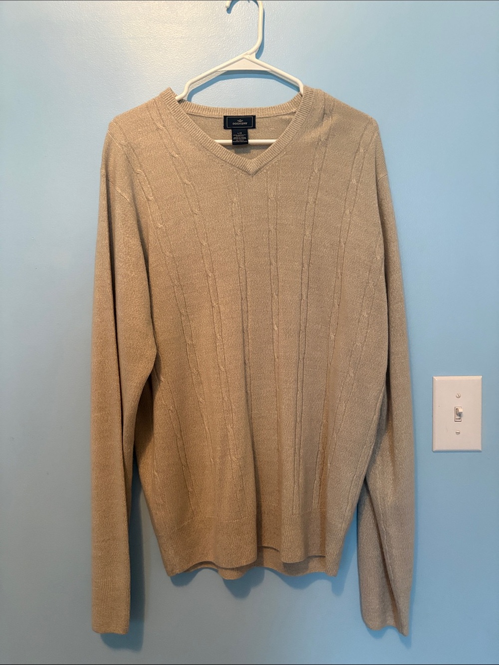 Dockers Men's V-Neck Cable Sweater in Light Beige